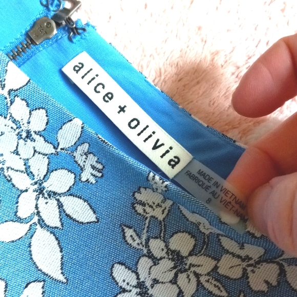 Alice & Olivia 8 - Picture 3 of 8